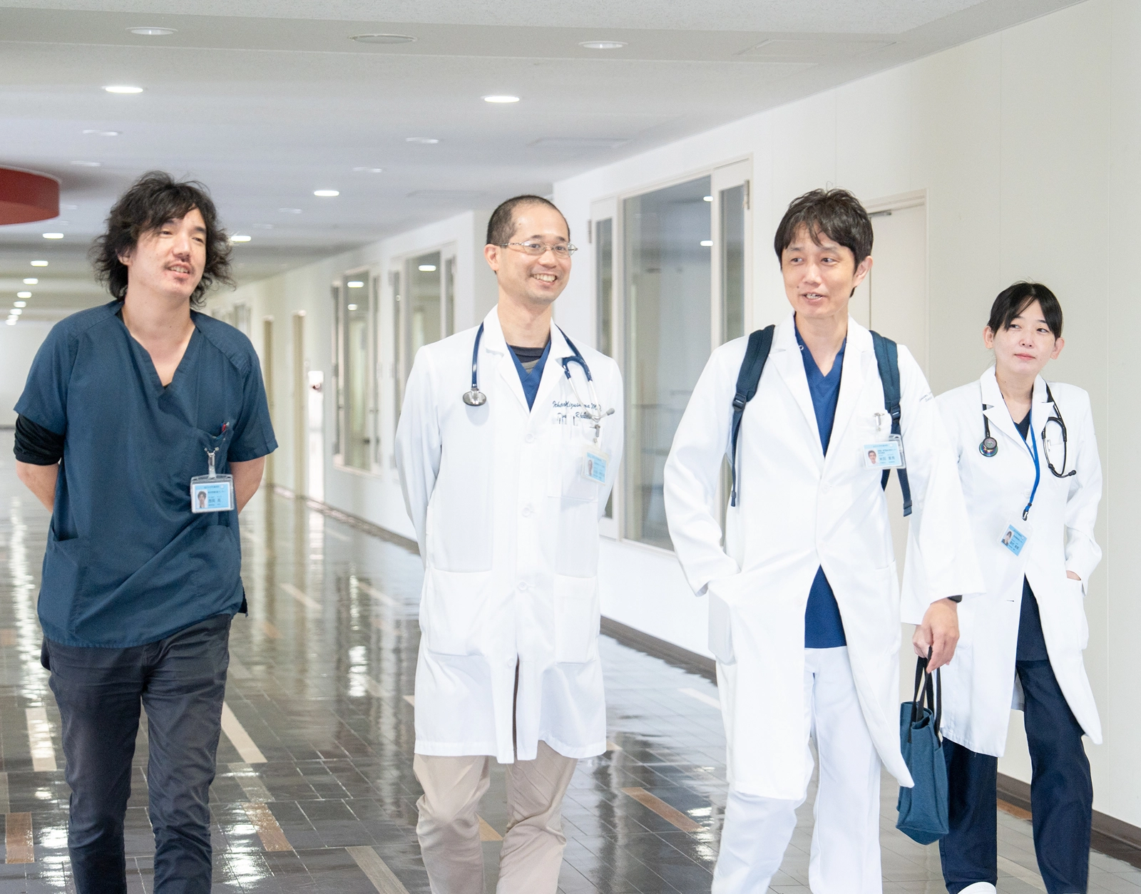 センターのメンバー４人が並んで歩く写真